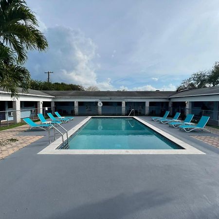 Hollywood Gardens Inn & Suites Extérieur photo