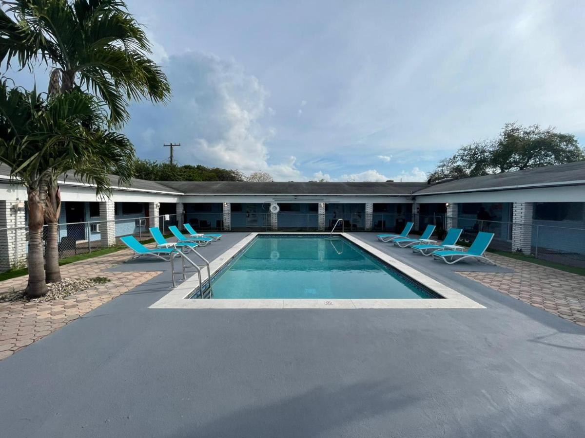 Hollywood Gardens Inn & Suites Extérieur photo